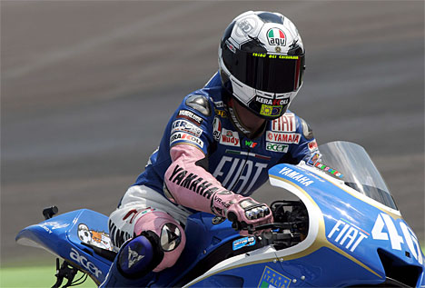 Daniel Pedrosa vandt i Spanien, men Valentino Rossi (billedet) fører fortsat MotoGP VM på sin Fiat Yamaha. Læg mærke til Rossi og Fiat Yamaha’ens design – til ære for det italienske fodboldlandshold, der mandag skal spille sin første EM-kamp.